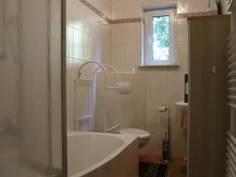 bad mit badewanne duschwand wc fenster