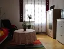 einzelschlafzimmer mit doppelfenster tisch relaxsessel vitirne und kleinem schrank