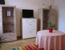 einzelschlafzimmer mit tisch vitrinen kleiner schrank mit tv flachbildschirm